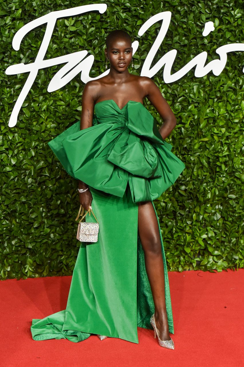 Adut Akech 是 Naomi Campbell 的「女兒」兼指定接班人？6件事更了解這位來自非洲的國際超模