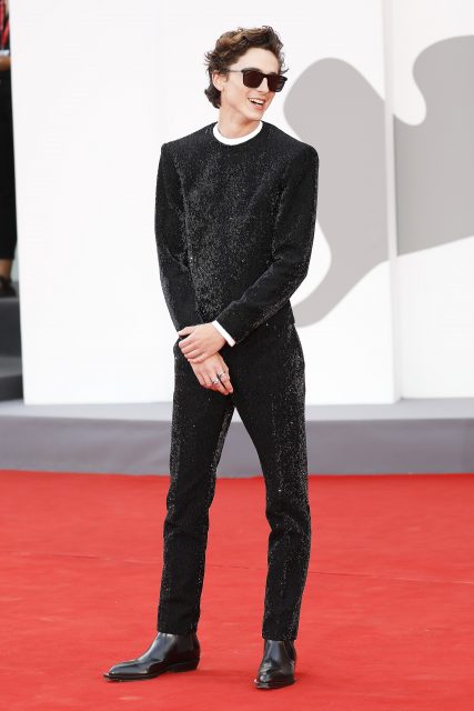 威尼斯影展2021|Timothée Chalamet 獨家珠寶穿戴法則:一反男士珠寶傳統不戴手錶,反而更愛復古胸針!