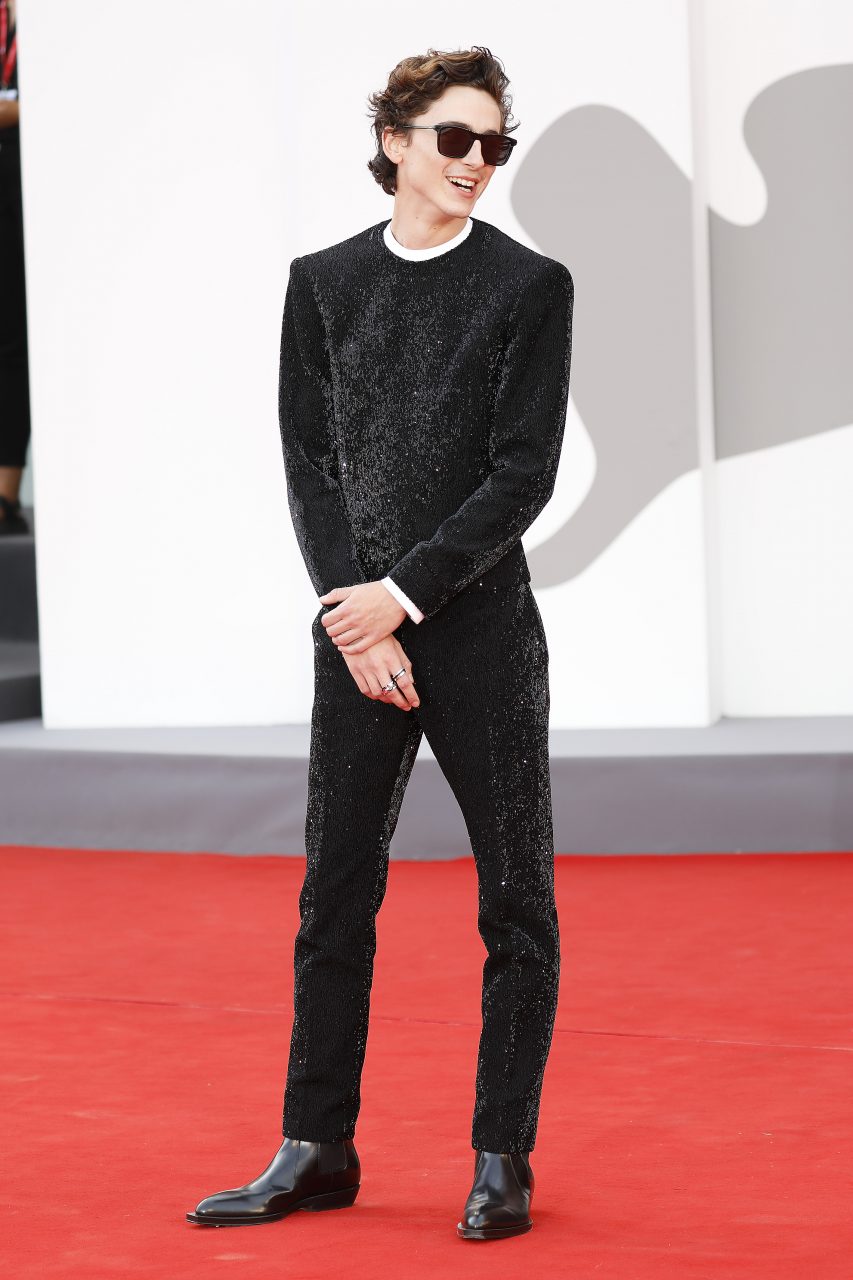 威尼斯影展2021｜Timothée Chalamet 獨家珠寶穿戴法則：一反男士珠寶傳統不戴手錶，反而更愛復古胸針！