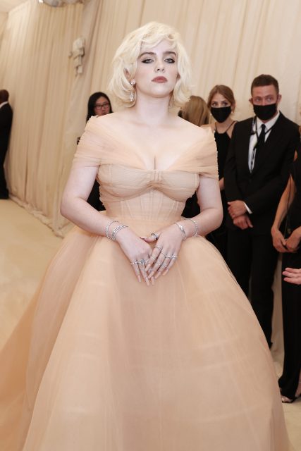 Met Gala 2021 | Billie Eilish 首次參加 Met Gala 變身性感女神!紅地毯造型致敬瑪麗蓮夢露