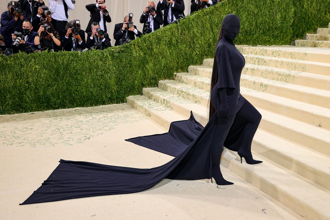 Met Gala 2021 | Kim Kardashian 顛覆紅地毯 幪着臉轟動Met Gala