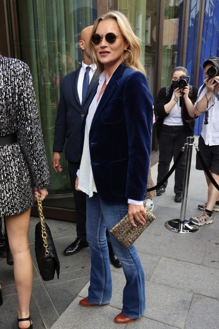 喇叭褲將再次流行?請參考時尚界傳奇超模 Kate Moss 最新造型示範!