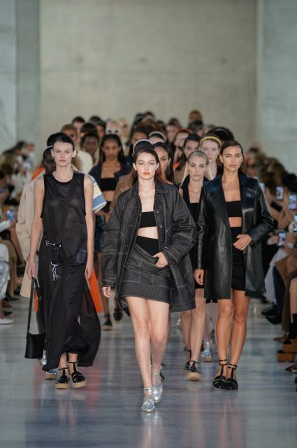 Max Mara 向已故法國女性作家 Françoise Sagan致敬,展現夏日度假狂想|Spring / Summer 2022