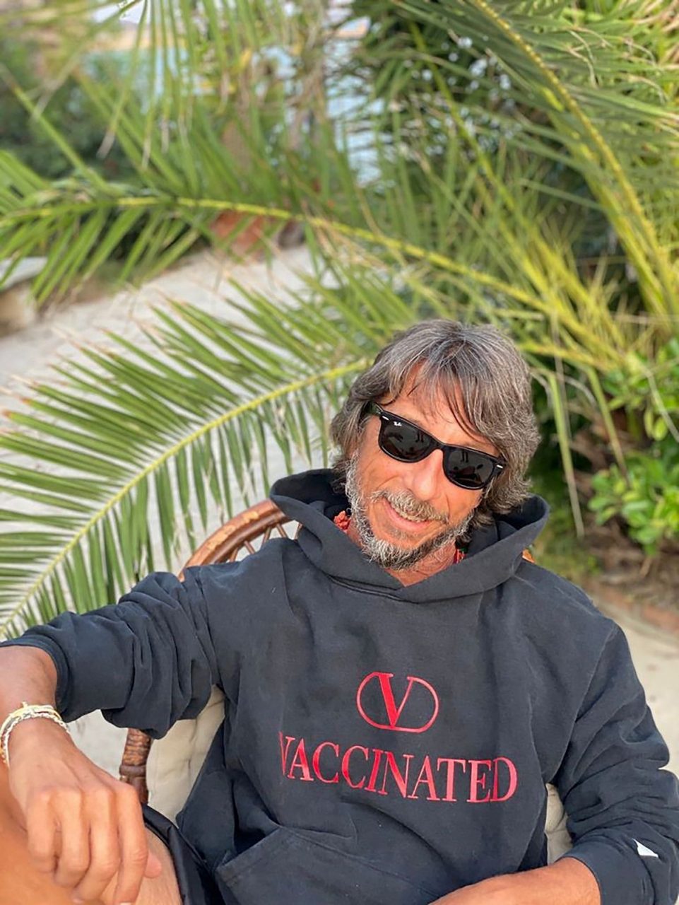 Valentino 竟把山寨版的設計成真？推出了一款印有「Vaccinated」的 Hoodie 款式！