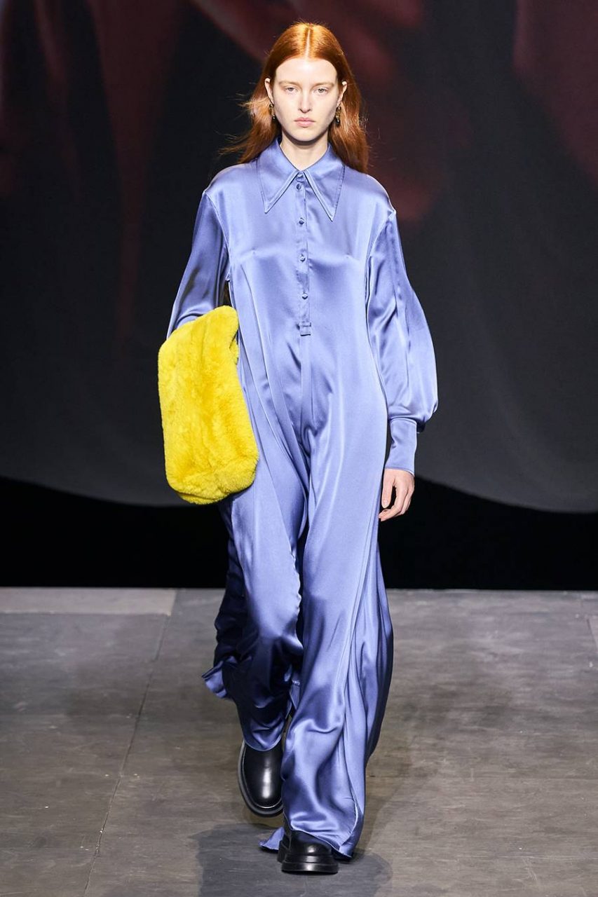 以藝術混合形式回歸倫敦時裝週:COS 2021秋冬系列展現革新極簡的北歐風格