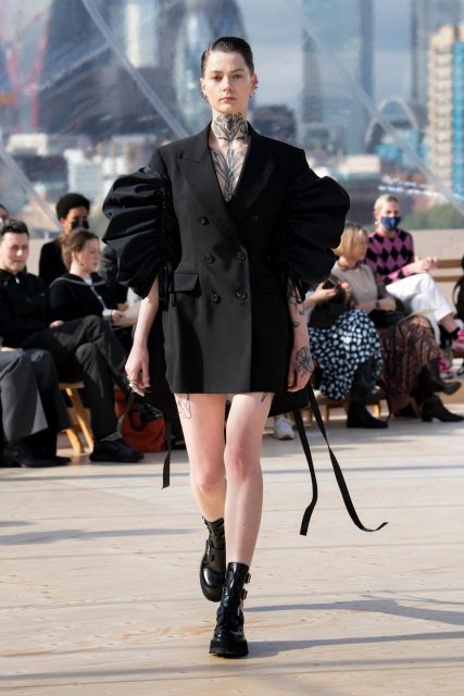 Alexander McQueen 的女性都是追風者!Sarah Burton 將天空雲彩瞬息萬變融入歌德風格 | Spring/Summer 2022
