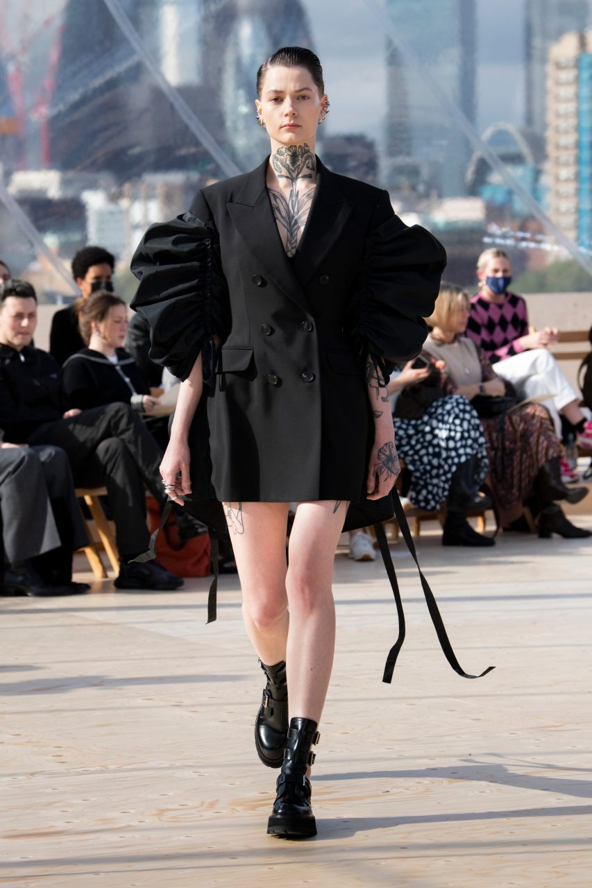 Alexander McQueen 的女性都是追風者！Sarah Burton 將天空雲彩瞬息萬變融入歌德風格 | Spring/Summer 2022