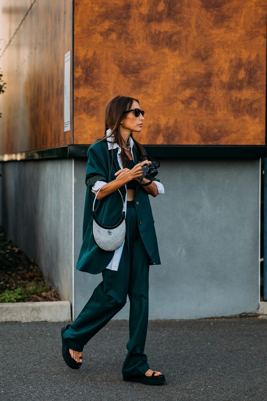 從時尚達人的街拍造型，一看今個秋季的 7 大手袋類別