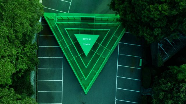 完全是打卡熱點！Bottega Veneta 在首爾推出 The Maze 藝術裝展，更向《魷魚遊戲》致敬？