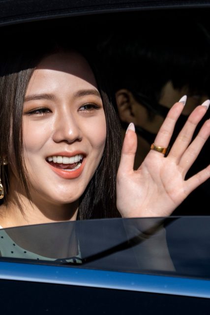 跟著Jisoo到巴黎時裝週！驚豔國際的韓式玻璃肌妝容是如何打造？