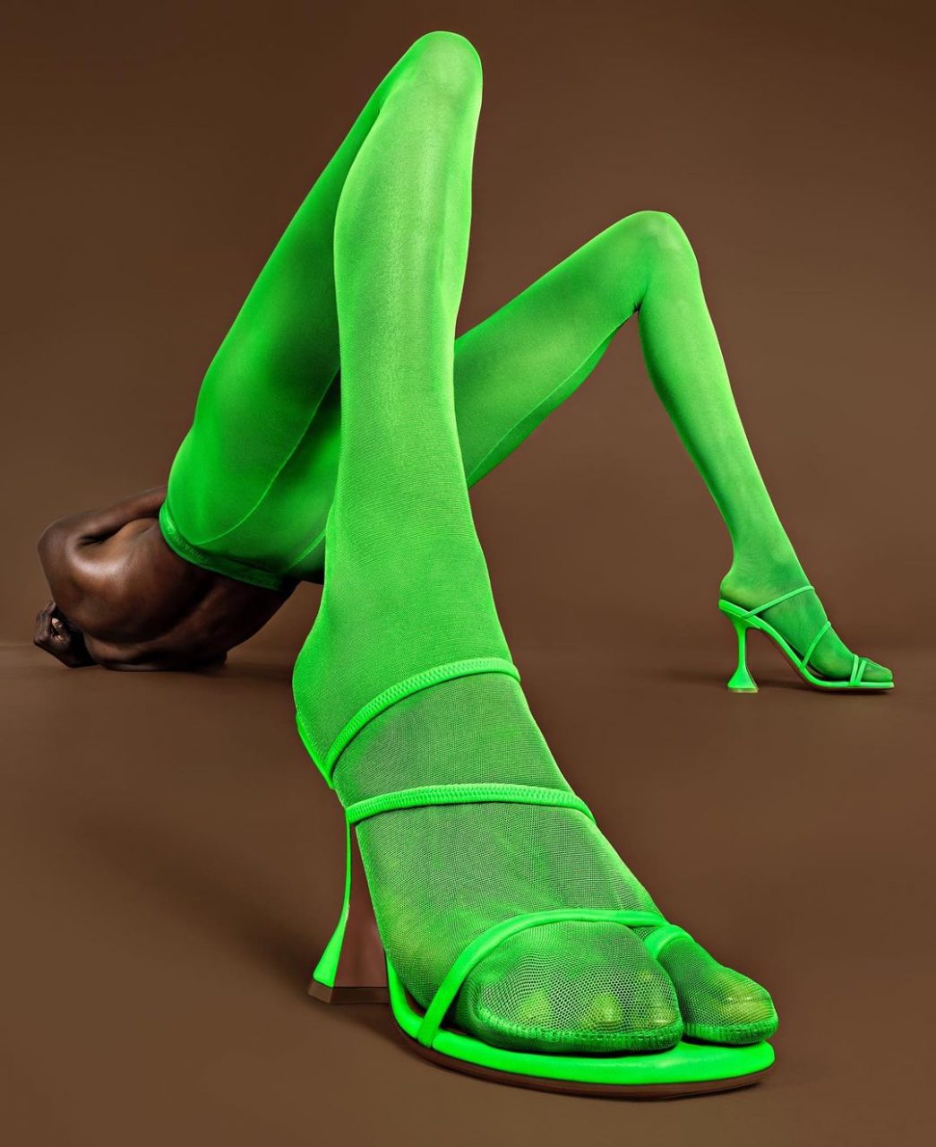 沉悶造型瞬間逆轉要靠它！從Chanel、Givenchy 了解秋冬襪褲魔法