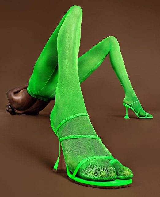 沉悶造型瞬間逆轉要靠它!從Chanel、Givenchy 了解秋冬襪褲魔法