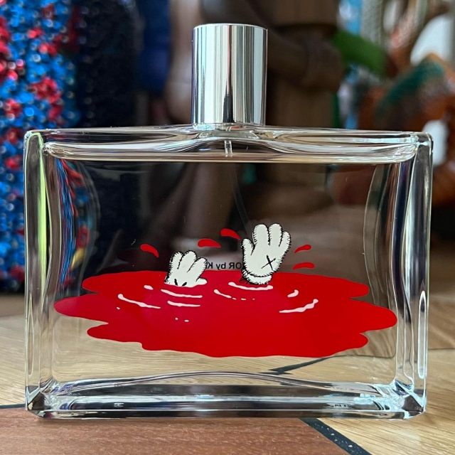 KAWS推出首支香水！跟COMME des GARÇONS聯乘麝香香氛