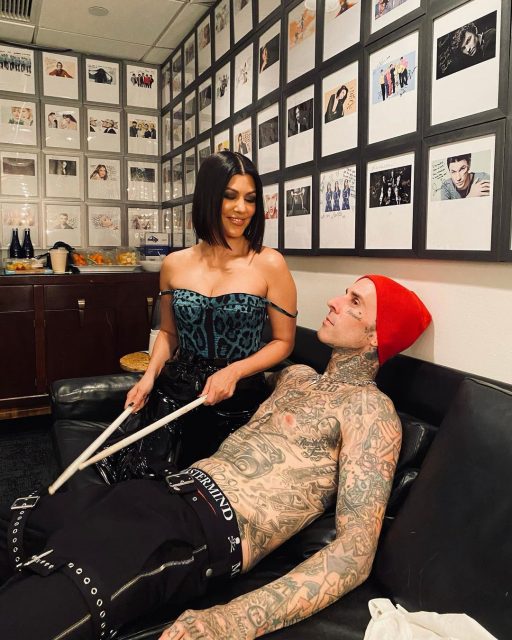 Travis Barker 向 Kourtney Kardashian 求婚成功！Travis 外表看似不羈浪子，原來骨子裏是個暖男爸爸！