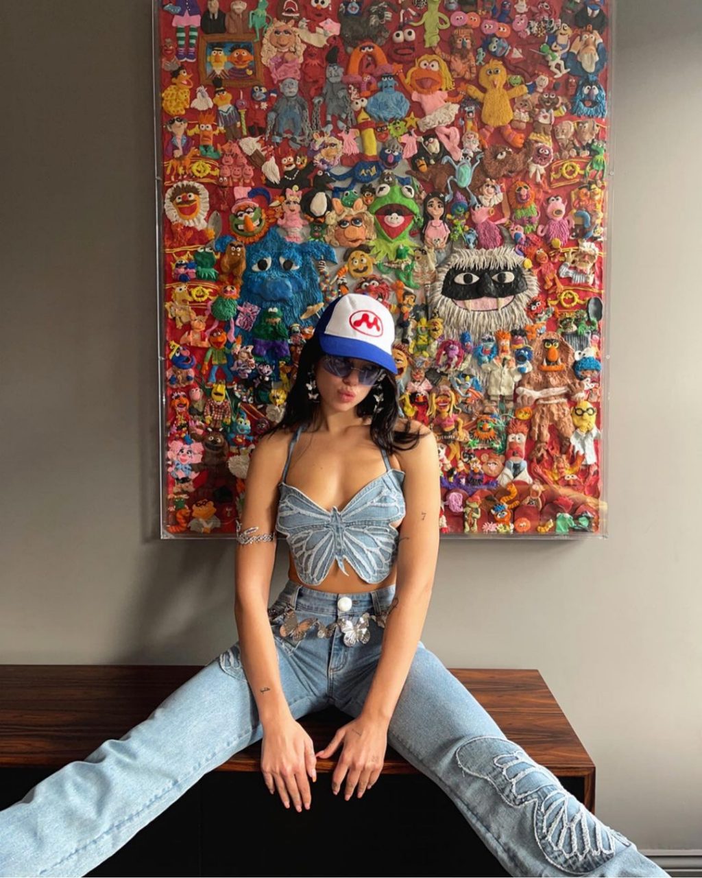 Dua Lipa 是隱藏的藝術收藏家？最新作品正是來自限時登陸香港的 FriendsWithYou！