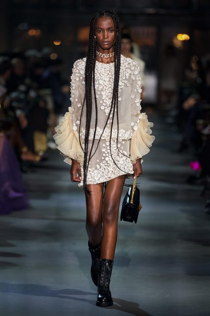 走到街上讓時裝真正活起來 Pierpaolo Piccioli 重塑經典帶來浪漫日與夜 | Valentino Spring/Summer 2022