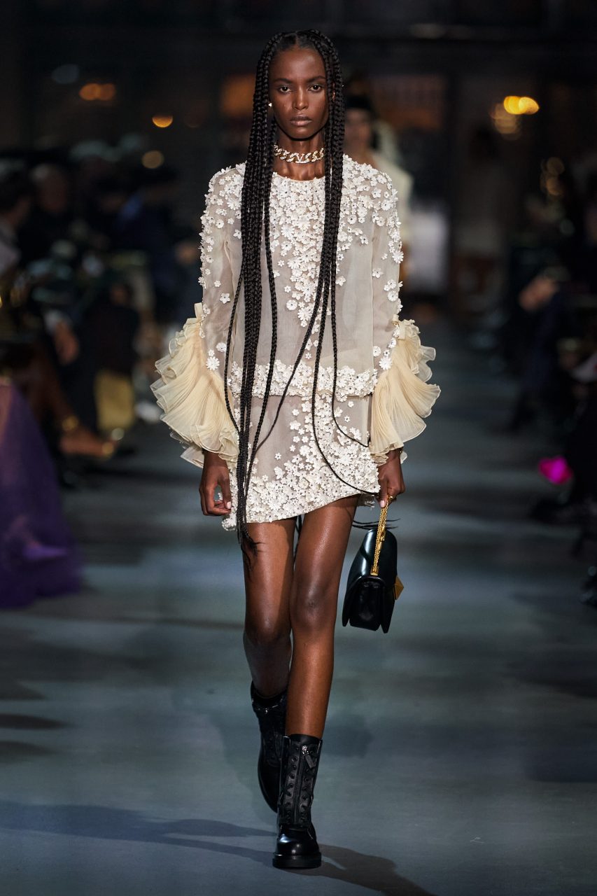 走到街上讓時裝真正活起來 Pierpaolo Piccioli 重塑經典帶來浪漫日與夜 | Valentino Spring/Summer 2022