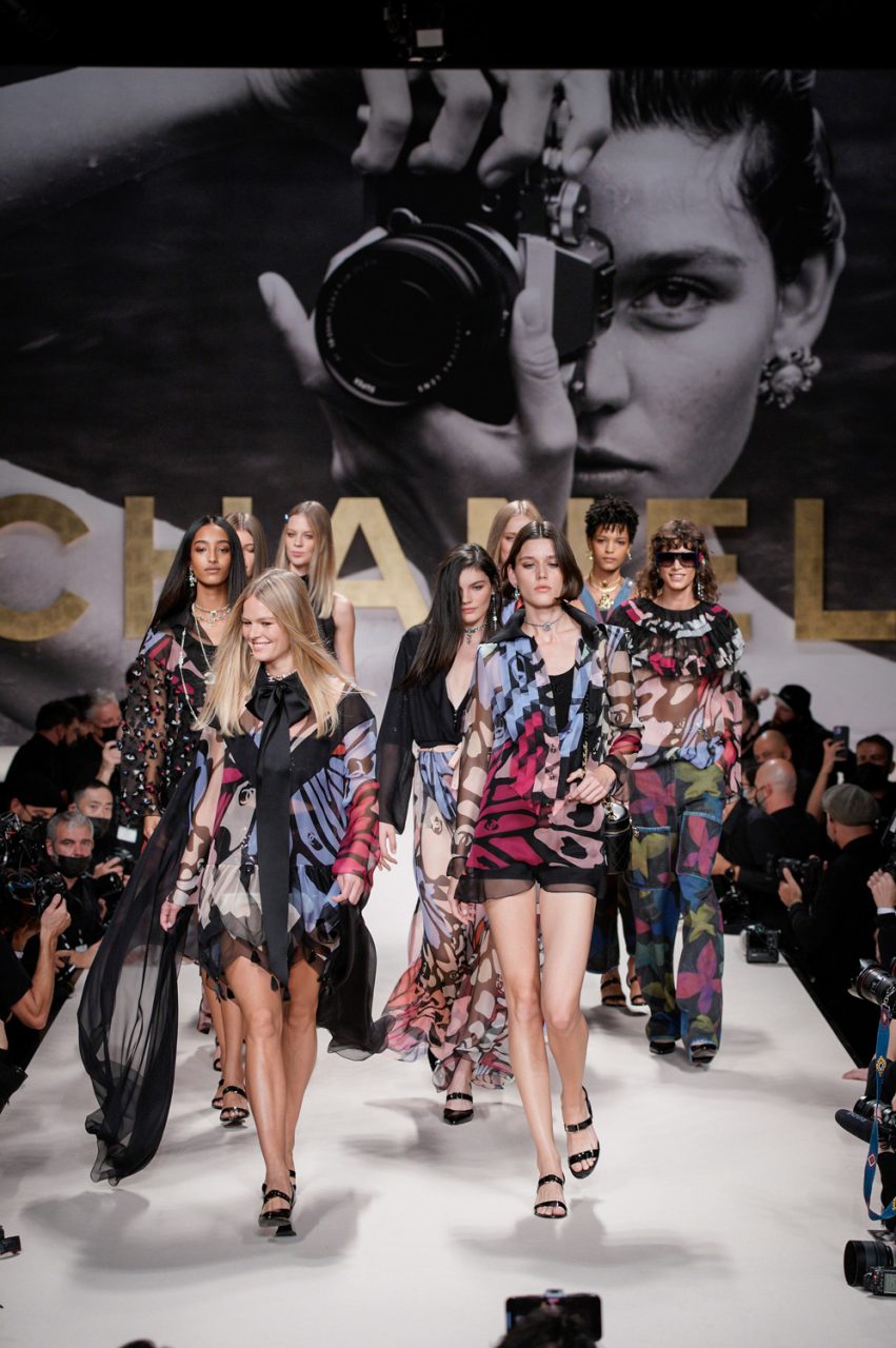 Chanel 春夏2022 懷舊時裝騷中，帶你重溫時裝周最快樂的日子，帶來5個重要的訊息