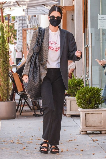 Kendall Jenner 也愛上了超大碼手袋!推介 2021 秋冬值得入手的大碼手袋