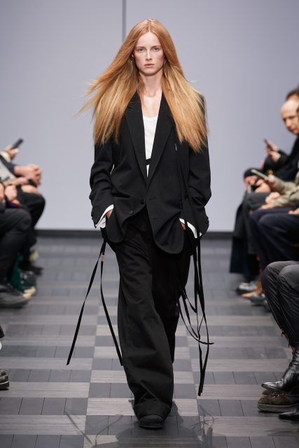 Ann Demeulemeester 恢復當年Antwerp Six 原創精神回顧暗黑浪漫， 手寫愛的宣言展示嚴格黑白設計｜Spring/ Summer 2022