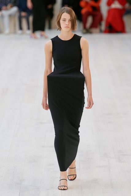 Jonathan Anderson 以時裝作為畫布 從文藝復興啟發一場實驗性的創新系列 | Loewe Spring/Summer 2022