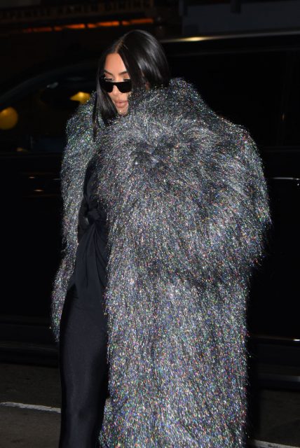 沒有人能阻止 Kim Kardashian 對 Balenciaga 的熱愛!她如何將 Balenciaga 的另類單品變成她的日常製服?