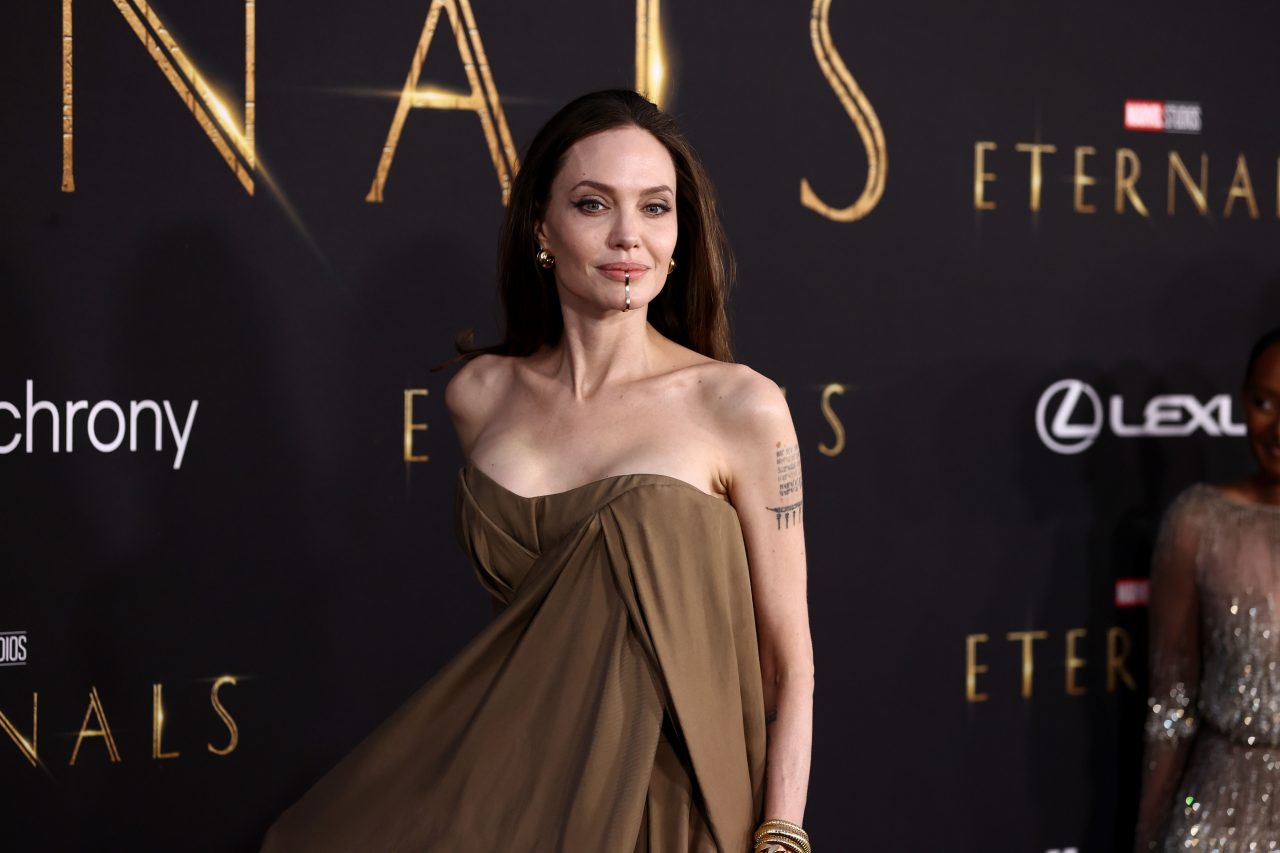 現實中的女王！Angelina Jolie如何打造《永恆族》首映上未來感十足的妝容？