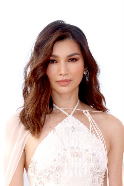 如何讓圓臉更顯瘦？參考 Gemma Chan、Selena Gomez、Miranda Kerr 等女星的11款髮型，瞬間把臉型拉長