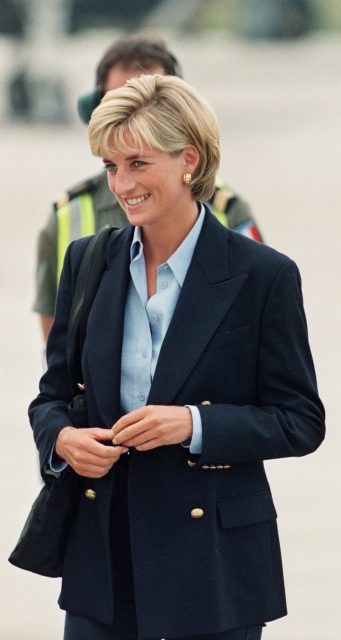 從戴安娜王妃的最佳襯衫造型，看今季必備的舒適優雅襯衫款式