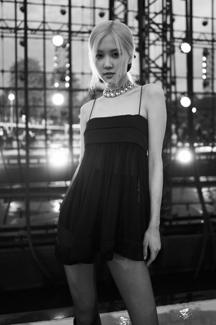 Blackpink Rosé 親赴巴黎出席 Saint Laurent SS22 時裝展艷壓全場:5件事回顧「人間YSL」 Rosé 的時尚之路