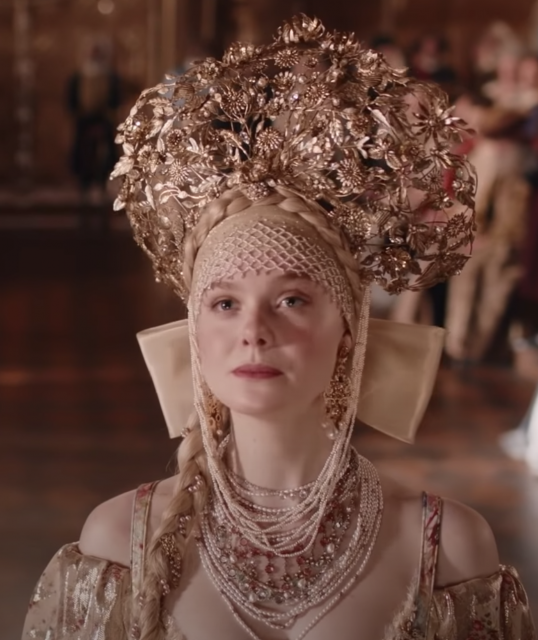 宮廷劇《The Great》預告片出爐 Elle Fanning 終於登基!彼得大帝 Nicholas Hoult 地位不保?關於第二季要知道的事