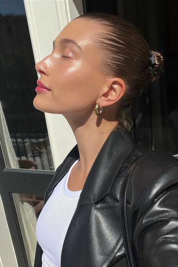 「最完美肌膚」的Hailey Bieber？光澤膚質背後的秘密