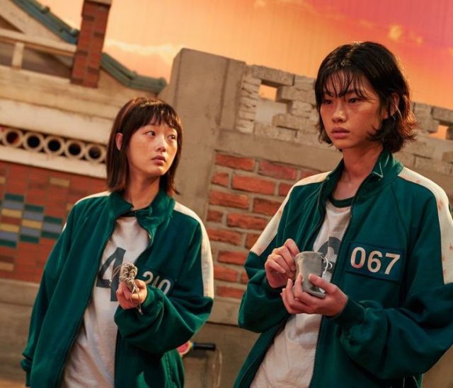 《魷魚遊戲》效應帶動劇內同款服飾銷量！同款 Vans 運動鞋銷量飊升 7,800%、玩家運動服可在 H&M 找到？