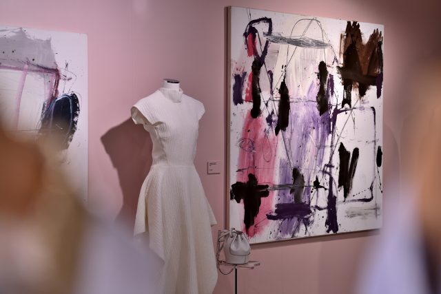 將藝術融入時裝店：專訪羅君兒 Queenie Law 與 JOYCE 合作設展 在店內帶來藝術家 Djordje Ivačković 詩意抽象藝術