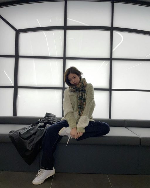 參考 Blackpink Jennie、《魷魚遊戲》女星鄭浩妍及韓國明星以百搭的圍巾，打造浪漫、醒目及型格的日常裝扮