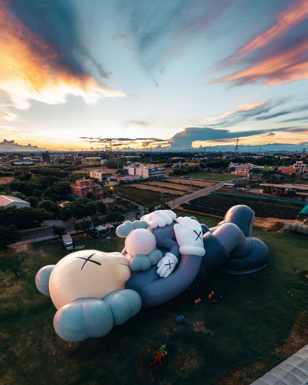 《KAWS：HOLIDAY》第7站登陸新加坡！42 米長擁抱雕塑尤為寫意窩心
