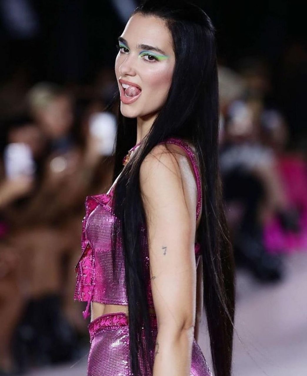 跟著Kim Kardashian弄頭髮！光澤順滑的「Liquid Hair」成今季大熱髮型