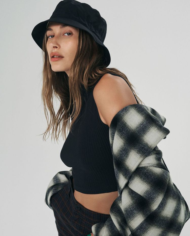 2021 秋冬就要Go All Black！參考 Blackpink Rosé、Hailey Bieber 造型打造全黑穿搭