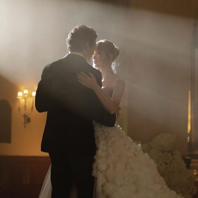 「美國甜心」時期的 Old Taylor 以全新面貌回歸!細看 Taylor Swift 最新 MV《I Bet You Think About Me》中的7套時尚造型