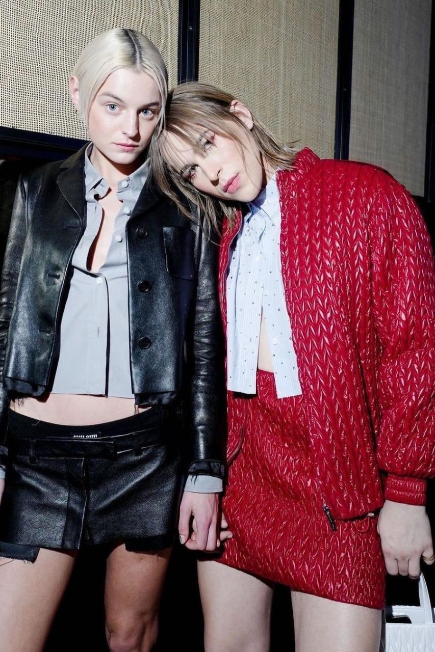 Emma Corrin 人生第一次去紐約？她率先穿上 Miu Miu SS22 的超級迷你裙款亮相品牌活動！