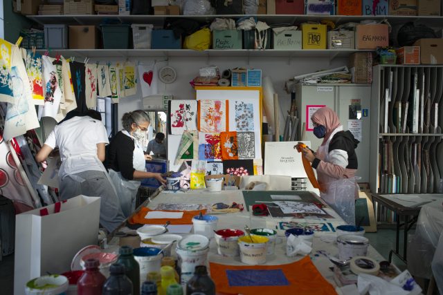 倫敦東部藝術救援行動:Alexander McQueen 立即宣佈開設藝術教育 A Team Arts Education