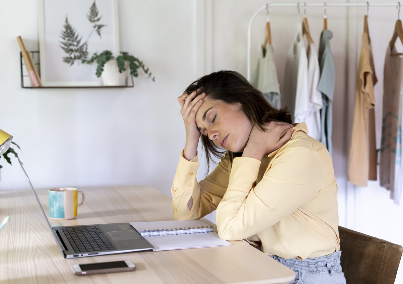 戒掉「顯老」壞習慣！保持日常6個好習慣，消除頭部緊繃、穩定情緒、避免長出皺紋