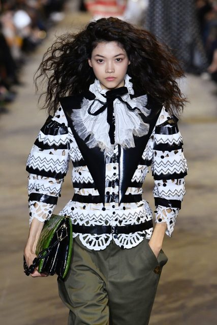 24小時直擊SS22時裝週曝光率最高模特兒Mika Schneider生活，一天走上Chanel、Miu Miu到Louis Vuitton天橋