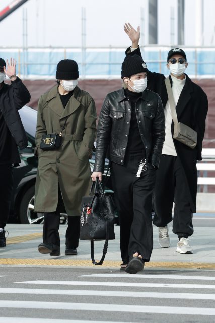 曾經讓人趨之若鶩的機場造型回歸！BTS 一次出巡大飽眼福上演 Louis Vuitton 男裝展