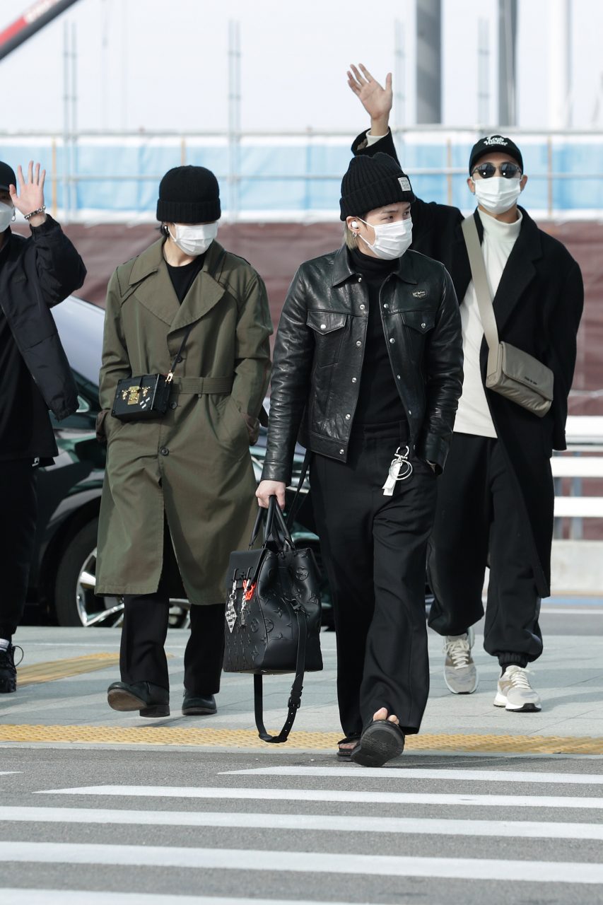 曾經讓人趨之若鶩的機場造型回歸！BTS 一次出巡大飽眼福上演 Louis Vuitton 男裝展