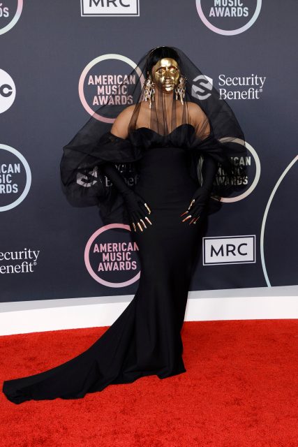 AMAs 2021 全美音樂獎紅地毯盛況:BTS 全體以 Louis Vuitton 亮相、Cardi B 一身 Schiaparelli 造型成為焦點!