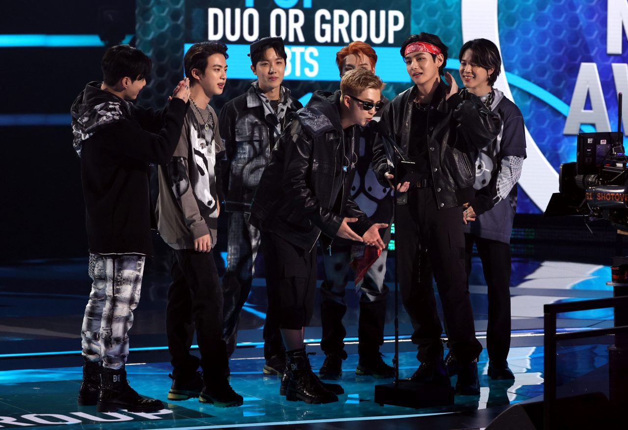 AMAs2021 獲獎名單實時更新：BTS勇奪年度歌手 三項提名全部獲得！