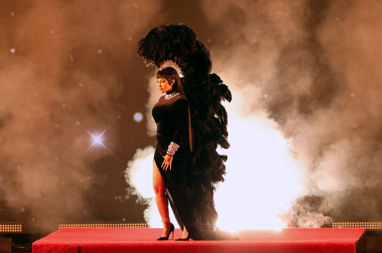 AMAs 2021 | Cardi B 擔任主持人換上多套震撼造型 充滿氣場無疑是全場最矚目明星！
