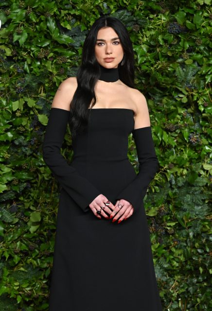 Dua Lipa 一反大膽的Y2K 風格,以新進倫敦設計師 Maximilian 晚裝的極簡風格稱霸全場!