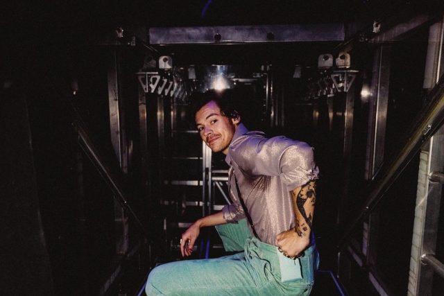 Harry Styles V.S. Ariana Grande美容界「對決」?男神推出以珍珠為靈感的Pleasing美容品牌